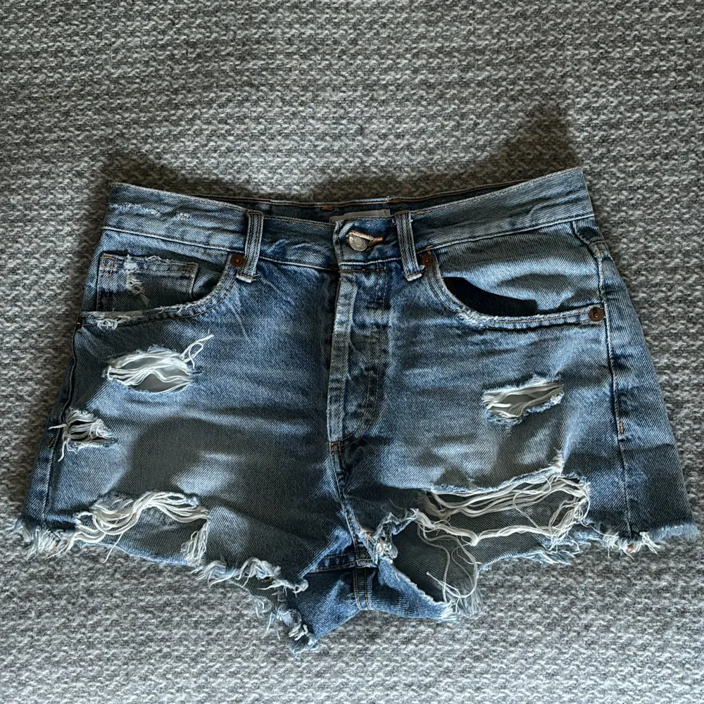 Säljer mina fina jeansshorts från zara köpta förra sommaren i mycket bra skick❤️‍🔥❤️‍🔥. Shorts.