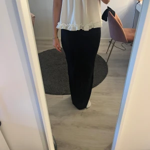 Svart långkjol  - En fin svart långkjol ifrån bershka. Storlek xs. Går att ha slitsen på sidan och där bak. Ner till mina fötter på mig som är 165cm, är stretchig så passar till längre också. Pris kan diskuteras!