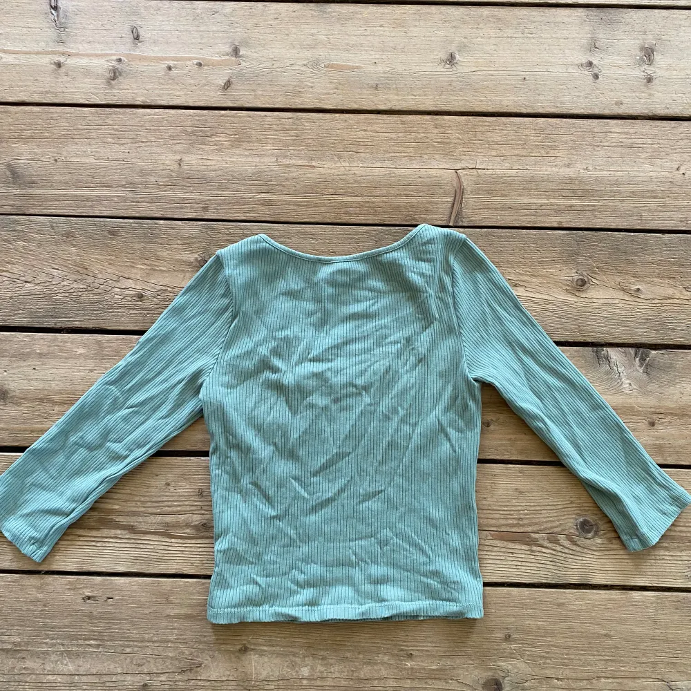 Tröja i superfin mintgrön färg med trekvarts ärmar. Köpt från lager 157 i storlek xs/s. Ursäktar att tröjan inte är strykt på bilden💋. T-shirts.