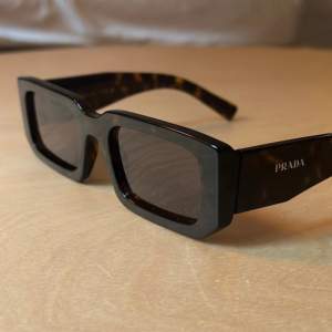 Solglasögon från Prada, köpta förra sommaren. Lådan till glasögonen kommer med!❤️ köpta på mister spex artikelnummer PR 06YS 2AU8C1