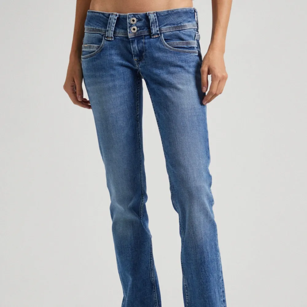 Lågmidjade jeans utan några defekter, säljer för att de inte kommer till användning. Skriv privat för mer info.. Jeans & Byxor.