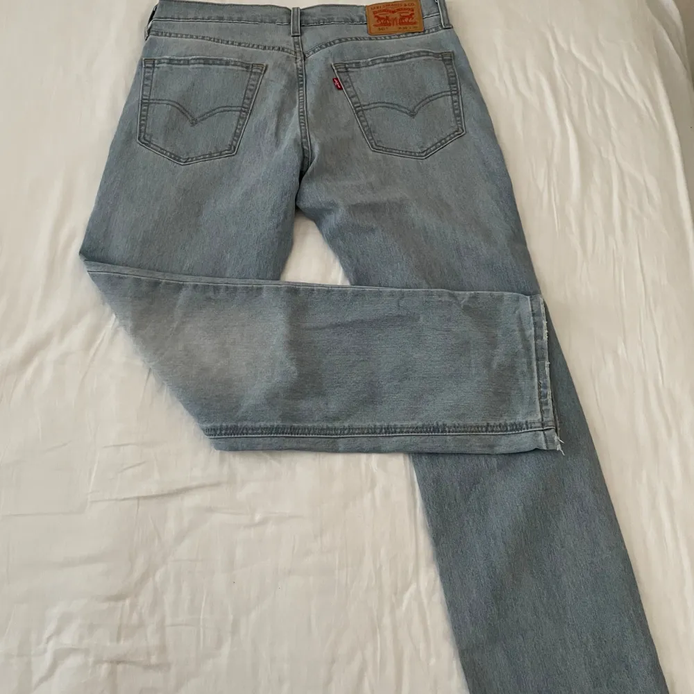 Tja säljer nu dessa snygga Levis jeans i ljusblå färg, dem är knappt använda och är helt skade fria och ser nya ut, modellen är 541. Vid funderingar är det bara och skriva, vid snabb affär kan priset sänkas.. Jeans & Byxor.