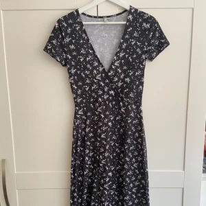 Sommarklänning ✨ - supersöt v-ringad sommarklänning från Nelly. Två slits där nere men det ena är igensytt men går att sprätta upp om man vill 💕💕