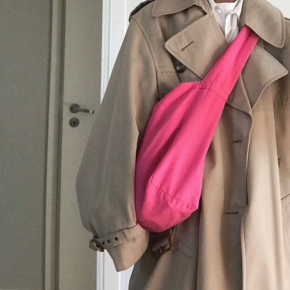 Säljer min jättefina rosa heda bag, i den stora modellen💖 så fin tygväska som endast är använd fåtal gånger! Handgjord i Stockholm och nypris ligger på 850kr🌸. Väskor.