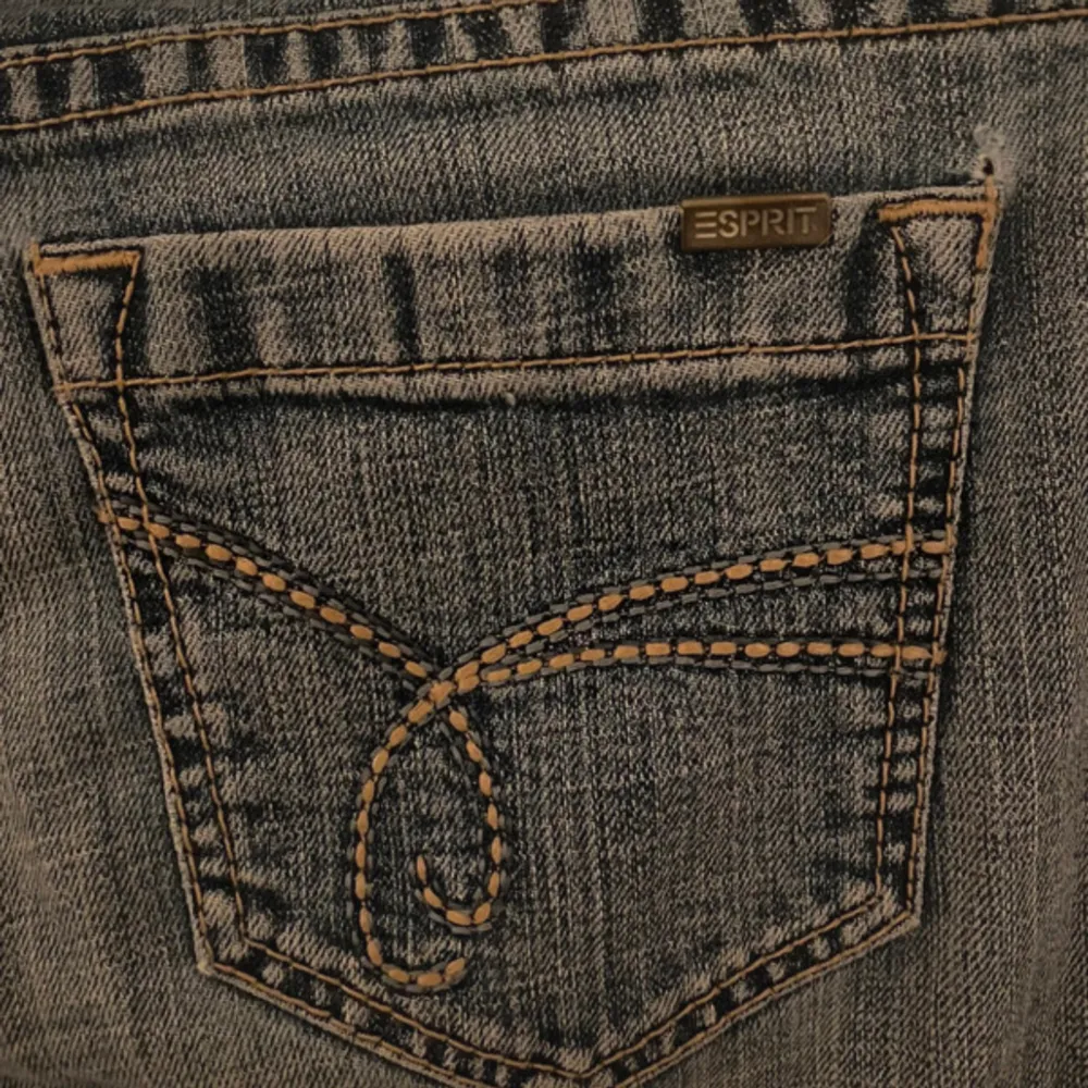 Lågmidjade bootcut jeans från esprit . Jeans & Byxor.