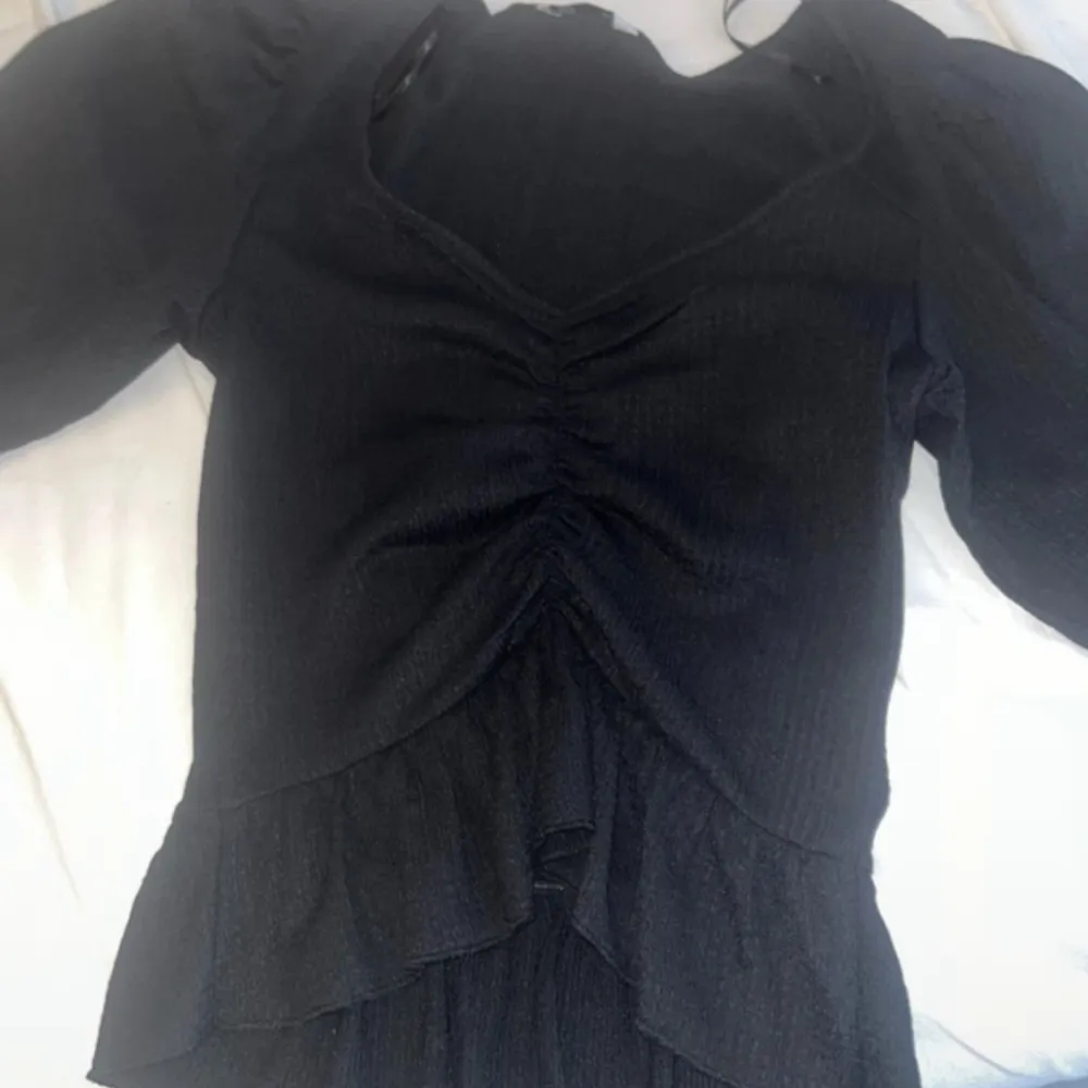 Säljer en svart blus eftersom den ser inte bra ut på mig💕 Tvättar tröjan innan jag fraktar🫧Vid frågor skriv privat till mig💕. Blusar.