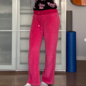 Rosa Champion Mjukisbyxor - Ett par vintage rosa mjukisbyxor från Champion. Det står att den är i storlek S men jag skulle säga att den passar en S.