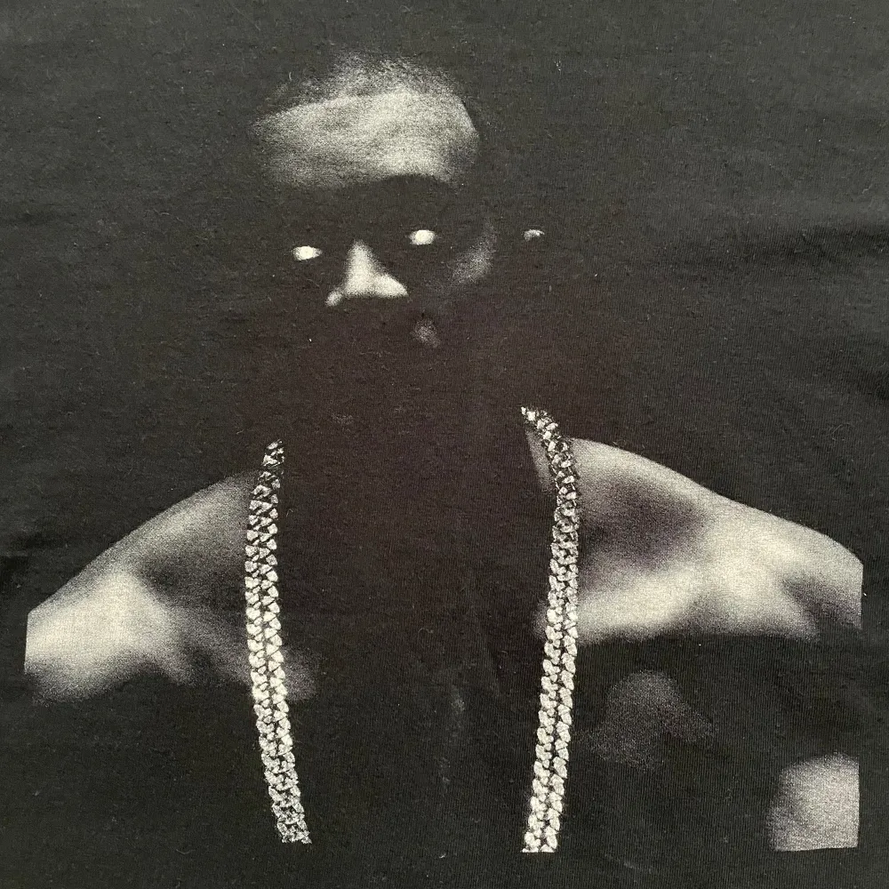 En väldigt rare T-shirt från Kanye Wests Yeezus Tour 2013-2014   Tar emot bud Obs! Texten står på ryggen . T-shirts.