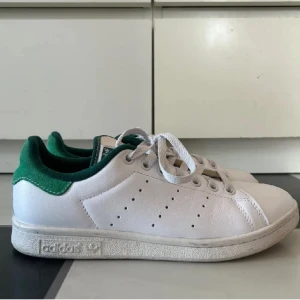 Adidas stan Smith sneakers  - Fint skick, gröna mocka detaljer och de är endast använda några gånger.