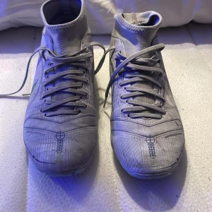 Nike fotbollsskor  - Storlek- 40 uk 6 Skick- De är som nya men är lite smutsiga. De är köpta på nikes hemsida.  Om priset inte passar så buda.