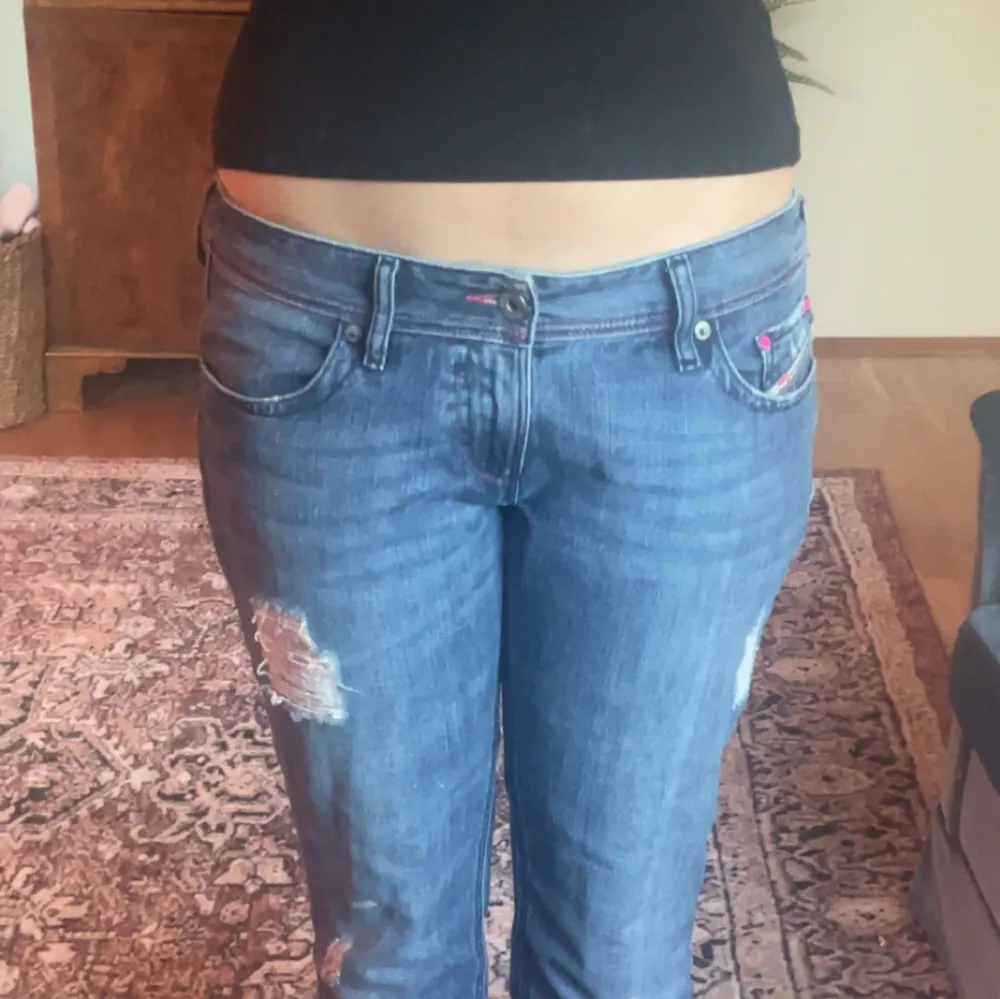 Unika lågmidjade jeans med rosa detaljer från diesel! Säljer pga att de är liiite korta på mig som är 170. Små i storlek så skulle säga att storleken är mer som w28. 100% bomull och har en liten vit färgfläck vid benet men den märks inte.. Jeans & Byxor.