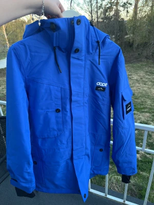 Dope adept W jacka - Oanvänd skid/snowboard jacka från DopeSnow. Många bra och smidiga fickor samt en himla härlig blå färg! 💙Storlek M