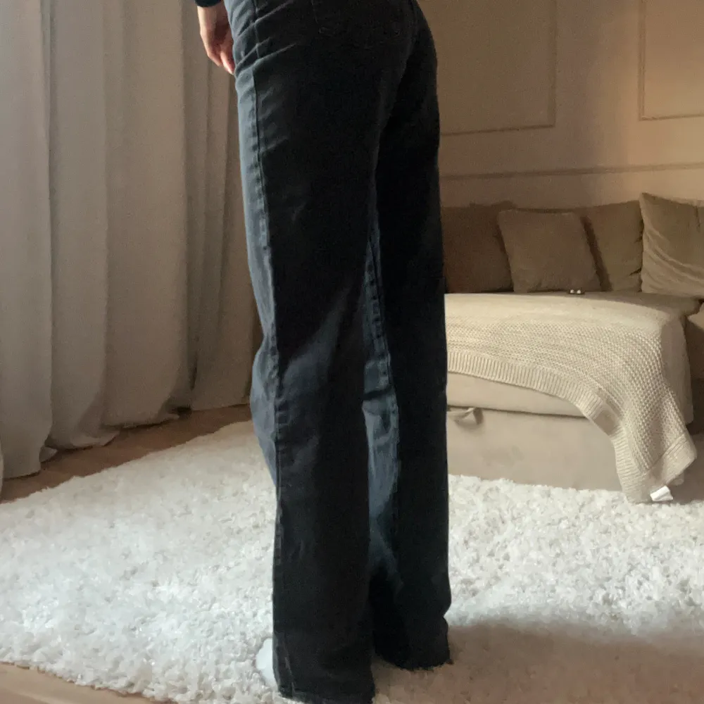 Raka svarta midwaist jeans ifrån Stradivarius. Är 173cm. Jeans & Byxor.