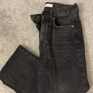 Fina svarta jeans från GinaTricot i storlek 32 💕