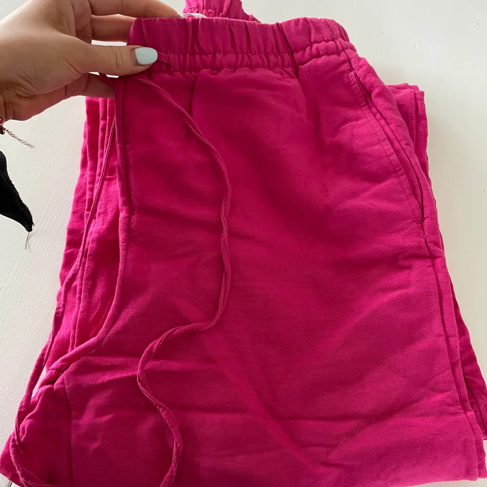 Super fina rosa linnebyxor från H&M. Använd endast få gånger. Storlek: XS. Farkut & Housut.