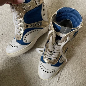 skor - isabelmarant liknande skor med inbyggd klack! Snygga i både guld, vit och blått! Från Baldan, köpta nypris är ca 5000kr, sällan använda se bild 3 för defekter. 🩷