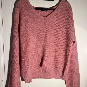 stickad tröja - - rosa långärmad - använd - bra skick - V formad 