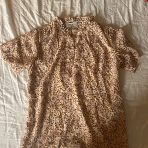 Blommig blus  - Säljer denna jättefina blommiga blusen i xs, därför att den inte kommer till andvändning längre. Andvänd några få gånger.🤍