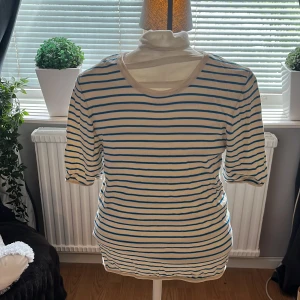 Randig stickad t-shirt  - Säljer denna stickade t-shirt från zara, köpt på sellpy. Bara andvänd en gång och säljer för att den är för liten för mig.