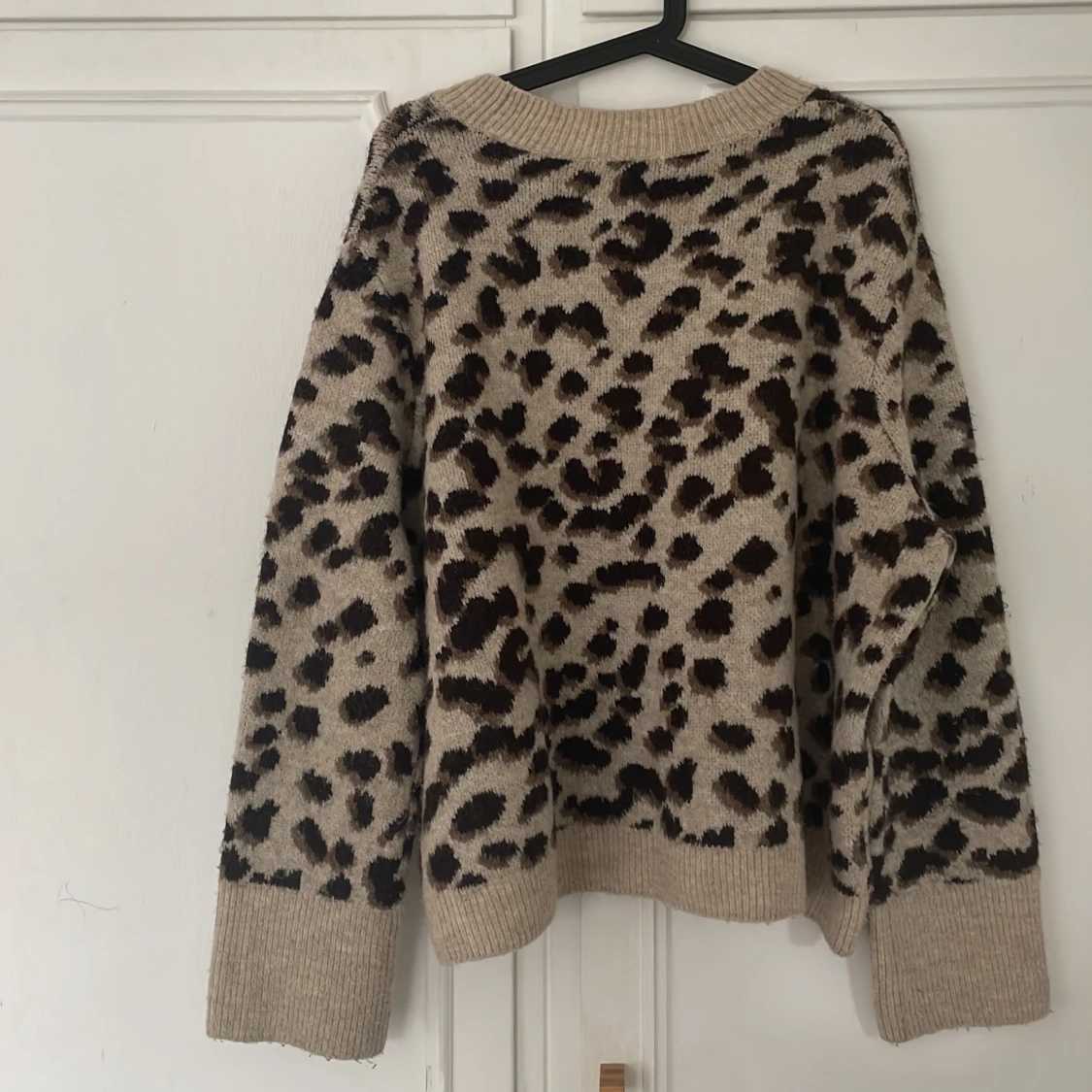 Stickad tröja med leopard mönster - 90