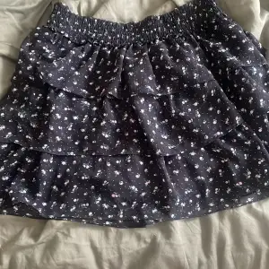 Säljer denna fina hm kjol med små blommor på eftersom att den är lite stor. Nypris : 250 kr ungefär💓