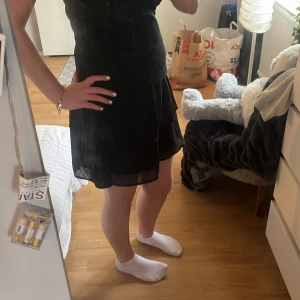 Svart kjol  - Säljer denna jättefina svarta volang kjol i m från only. Säljer för att den var lite för stor för mig. Aldrig andvänd🤍