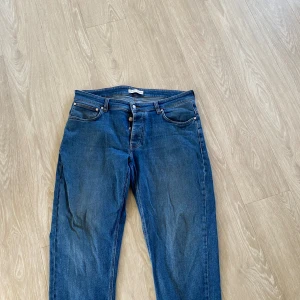 Jeans  - Säljer blåa jeans från jeansbolaget inköpt för 1699kr Är i bra skick 