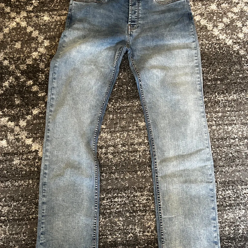 Riktigt snygga monten jeans som är använda ett fåtal gånger. Modellen är (Stoned washed blue), ända diffekten är att en knapp har låssnat men funkar hur bra som helst ändå. Nypris: 1250kr. Jeans & Byxor.