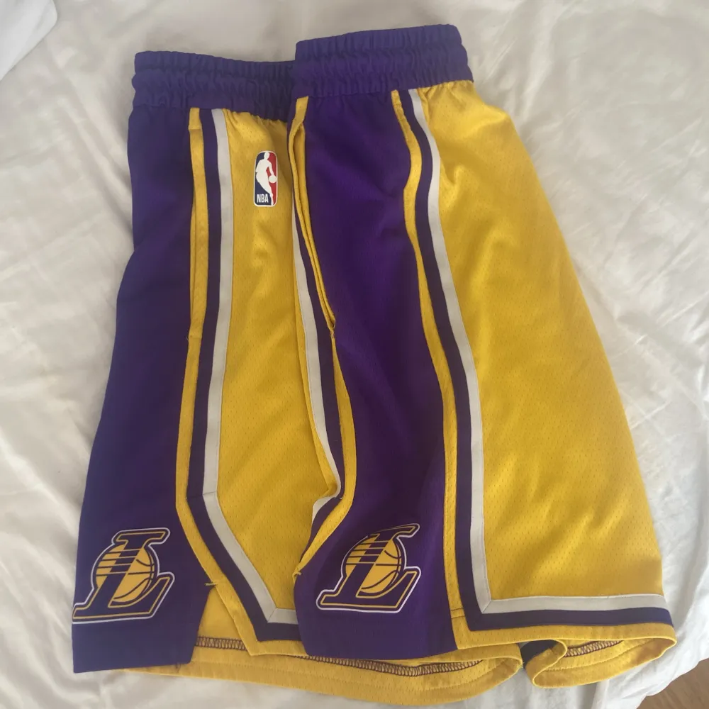 Säljer mina äkta La Lakers Shorts då dem är för små, perfekt skick. Storlek M/L  Köpte för ca 750kr för något år sen.. Shorts.