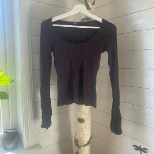 Brun långärmad tröja  - En brun ribbstickad tröja med slits på ärmarna. I gott skick 