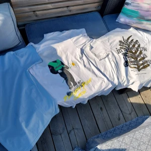 Pull & Bear T-shirts - Säljer 4 st pull & bear tishor som jag inte använder längre. De är lite oversized men alla är i storlek XS förutom den på bild 4 som är small!  Varsamt använda och säljes för att utöka garderoben!  Säljer helst som paket men kan även sälja en ensam.
