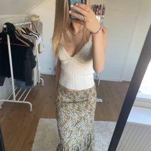 Zara Långkjol  - En super fin sommar långkjol från Zara, bra skick! Storlek L men passar mig lågmidjat som brukar ha Xs/34 i byxor 💞 Ge prisförslag 🥰