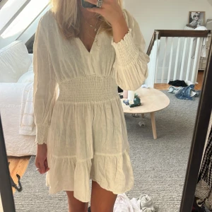 Zara klänning - Sååå snygg passar perfekt till skolavslutningen. Storlek xs men skulle säga att den passar både S och xxs också. Inga defekter och använd en gång. Pris kan diskuteras 🤗❤️