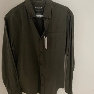 Skjorta  - Hej! Säljer helt oanvänd flannel skjorta. Aldrig använda så i mycket gott skick!  Storlek M