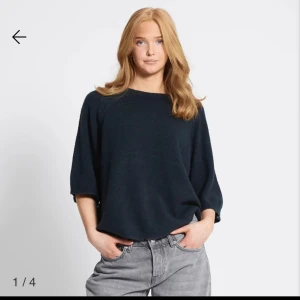 Stickad t-shirt - Marinblå stickad t-shirt ifrån  lager 157, helt oanvänd.