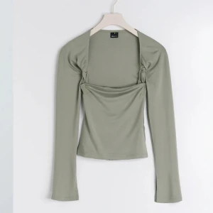 Slutsåld Gina tricot topp - Väldigt bra skick, och bara använd fåtal gånger! Kan skicka egna bilder💚