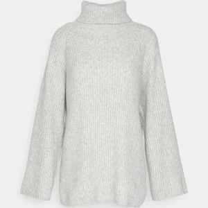 Stickad tröja - Supermysig polotröja från Gina Tricot💖💖 Storlek 34 men stor i storleken så passar S-M💕  Nypris: 459kr