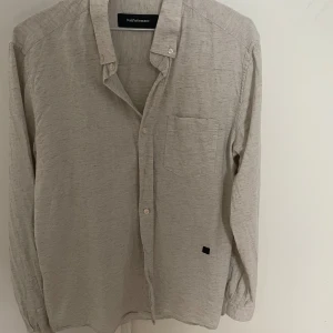 Peak Performance skjorta - Hej! Säljer min helt oanvända Peak Performance skjorta. Aldrig använda så är i gott skick!  Skjortan är något tunnare så passar perfekt nu till sommaren! Storlek S