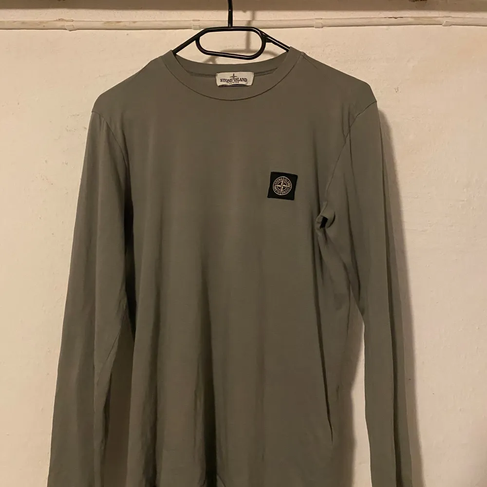 Säljer min stone island tröja som är köppt på nj i Stockholm. . Tröjor & Koftor.