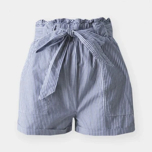 Blårandig shorts - Blårandig shorts från only, smilla belt noos i färgen medium blue denim. Endast använda vid ett få tillfällen, syns inga tecken på användning. Nypris 329kr 