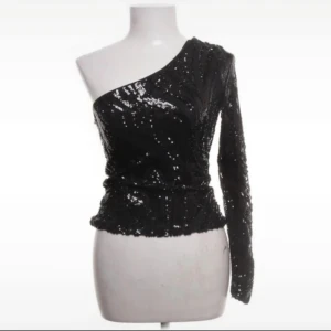 Paljett festtopp - Från Nelly, knappt använd och i jättebra skick! Skriv för fler bilder❤️