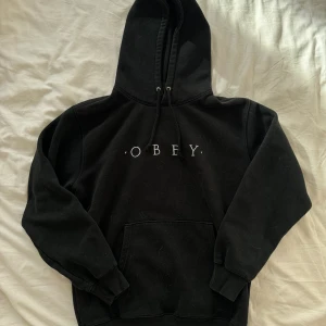 obey hoodie - huddie från Obey, är rätt liten vid huvudet. Skulle säga att det passar xs-s.