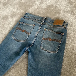 Nudie jeans - Säljer ett par Nudie jeans i modellen organic dom är ljus blå och i skick 8/10 storlek w26 L30 skriv vid frågor samt intresse