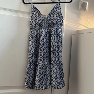 Klänning - En jättefin somrig klänning från mango, storlek xxs💞aldrig använd, helt nytt skick! lånade bilder, skriv för fler bilder. PRIS KAN DISKUTERAS 