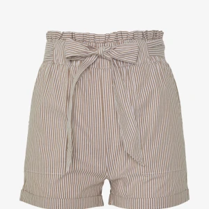 Randiga beiga shorts - Randiga shorts från only. Smilla belt noos i färgen toasted coconut. Använda endast vid få tillfällen! Som nya, syns inga tecken på användning. Nypris 329kr 