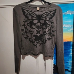 Långärmad T-shirt  - Bra skick och normal i storlek. Säljer denna då den inte passar mig 