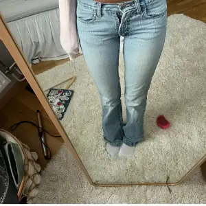 Säljer mina skit snygga favorit ljusblå jeans då de tyvärr har blivit för små ❤️Lågmidjade och raka med lite bootcut i benen, vet ej vart de är ifrån tyvärr ❤️(lånad bild), skriv vid fler bilder eller intresse 