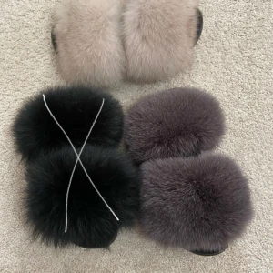 Pälstofflor  - Äkta pälstofflor i 4 olika färger.  Brun päls i storlek 38 (sparsamt använda) - 100kr.  Gröna (använda ett fåtal gånger) - 100kr  Grå päls och vit/beige päls i storlek 39  - 150kr