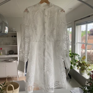 Studentklänning  - Säljer denna jättefina oanvända studentklänning då jag hittat en ny. Jättefin spets med fina detaljer. Finns även medföljande band som man kan knyta runt midjan. Har ni några frågor är det bara att fråga på, puss puss💋