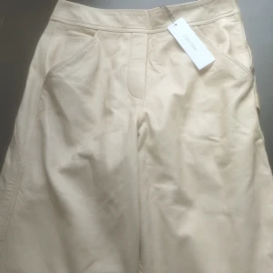 Oversized leather pants strl 36 - Oversized leather pants från Calvin klein